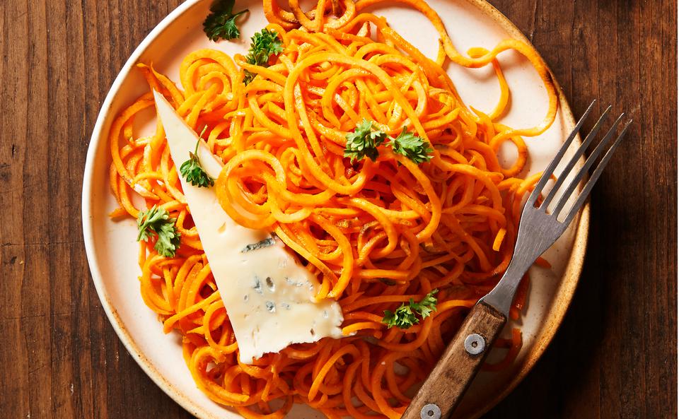 Süßkartoffel-Spaghetti mit brauner Butter und Gorgonzola
