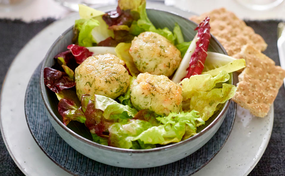 Fisch-Garnelenlaibchen mit Salat