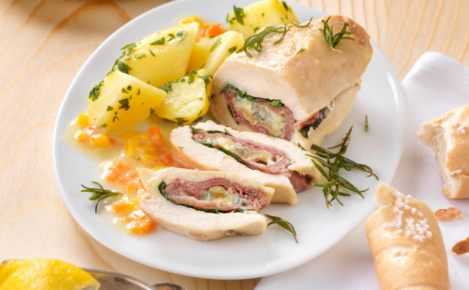 Gefüllte Hühnerschnitzel mit Schinken, Käse und Rucola