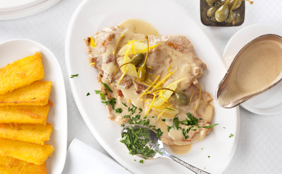 Schweinsschnitzel mit Kapernsauce und Polentaschnitten