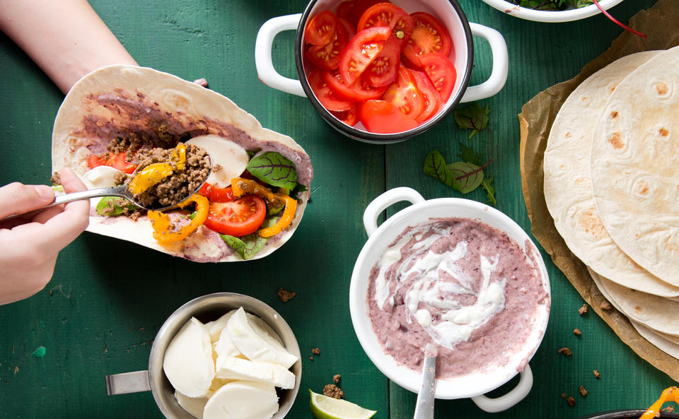 Fajitas mit Faschiertem und Bohnencreme