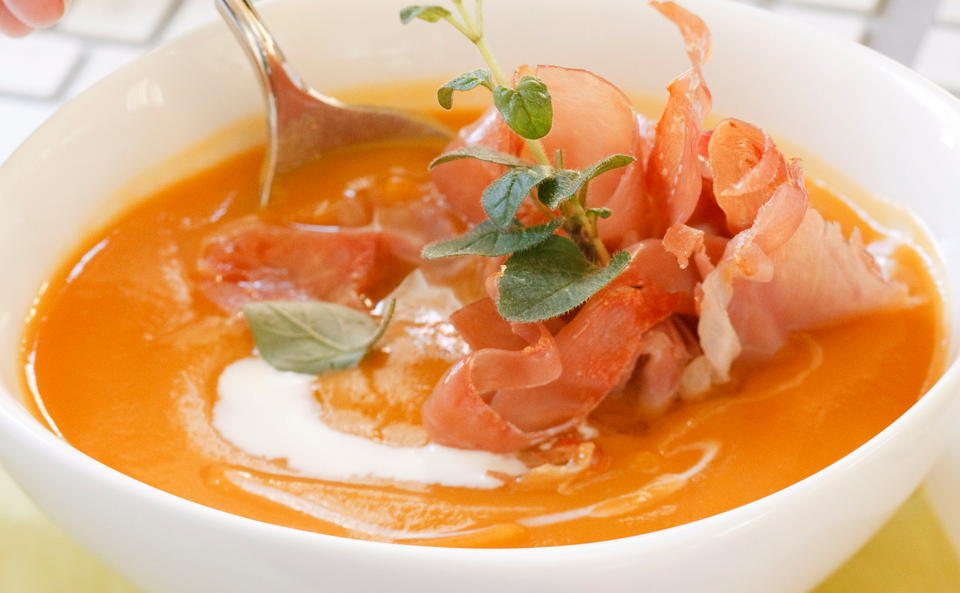 Süßerdäpfelsuppe mit knusprige Prosciutto