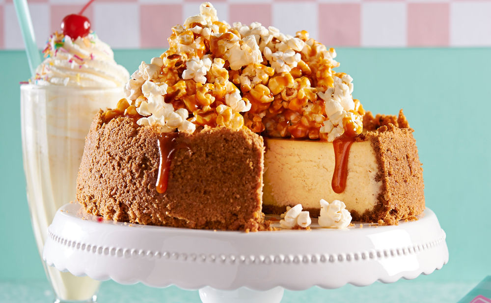NY-Cheesecake mit Karamell-Popcorn • Rezept • GUSTO.AT