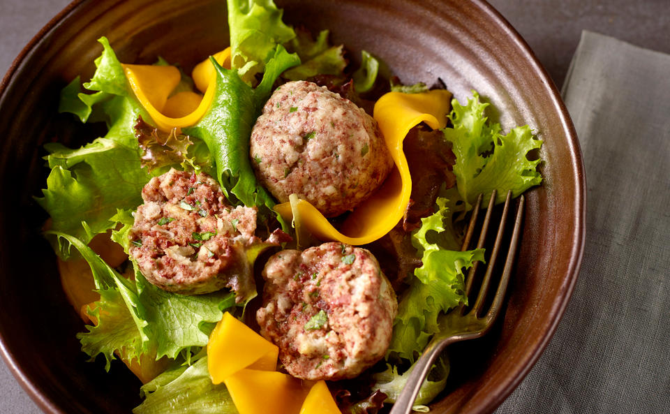 Blunzenknödel auf Blattsalat mit Mango