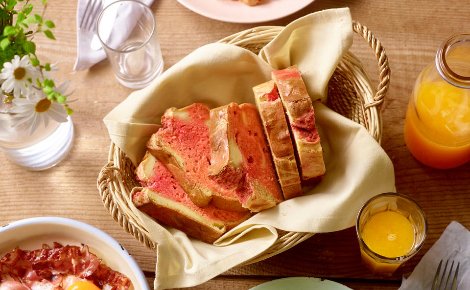 Rote-Rüben-Brot mit Frischkäse-Swirl