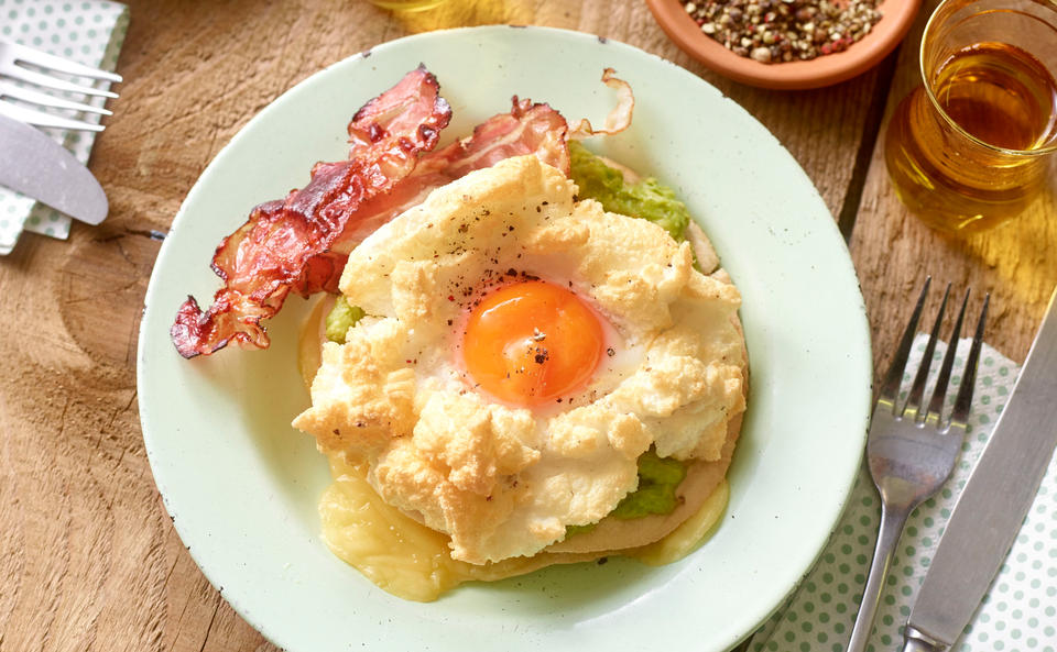 Pita-Pizzen mit Avocado und Cloud Eggs