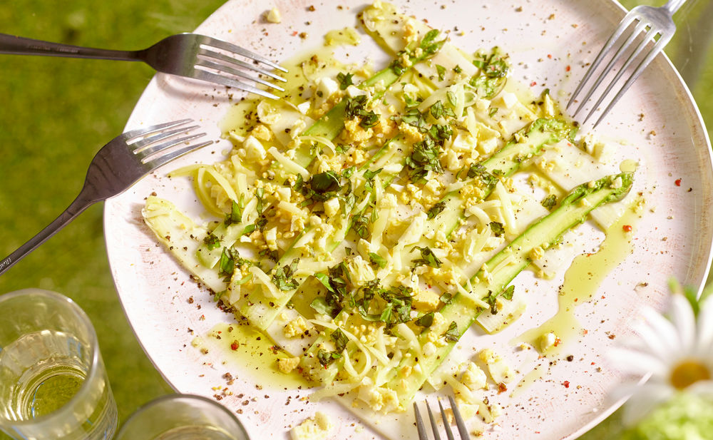 Spargel-Carpaccio mit Basilikum und Parmesan • Rezept • GUSTO.AT